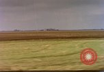Immagine di Trattore visto da treno Amtrak United States USA, 1985, secondo 8 filmato di repertorio 65675027196