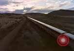 Image train de voyageurs près des montagnes basses Louisiana United States USA, 1985, de la seconde 50 séquences d'archives historiques vidéo 65675027207