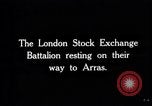 Image London Stock Exchange bataillon d'amis pendant Première Guerre Mondiale France, 1918, de la seconde 3 séquences d'archives historiques vidéo 65675027215