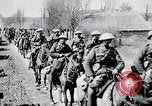 Image 10e Régiment de cavalerie Royal Hussars d'Arras France, 1918, de la seconde 27 séquences d'archives historiques vidéo 65675027218