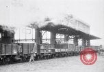 Image train de ravitaillement militaire d'Arras France, 1918, de la seconde 44 séquences d'archives historiques vidéo 65675027220