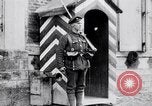 Image sentinelle au quartier général britannique France, 1918, de la seconde 7 séquences d'archives historiques vidéo 65675027221