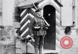 Image sentinelle au quartier général britannique France, 1918, de la seconde 10 séquences d'archives historiques vidéo 65675027221