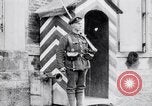 Image sentinelle au quartier général britannique France, 1918, de la seconde 11 séquences d'archives historiques vidéo 65675027221