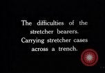 Image brancardiers ont certaines difficultés France, 1917, de la seconde 4 séquences d'archives historiques vidéo 65675027241