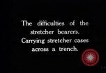 Image brancardiers ont certaines difficultés France, 1917, de la seconde 7 séquences d'archives historiques vidéo 65675027241