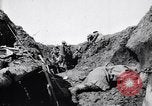 Image brancardiers ont certaines difficultés France, 1917, de la seconde 23 séquences d'archives historiques vidéo 65675027241