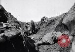 Image brancardiers ont certaines difficultés France, 1917, de la seconde 26 séquences d'archives historiques vidéo 65675027241