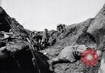 Image brancardiers ont certaines difficultés France, 1917, de la seconde 29 séquences d'archives historiques vidéo 65675027241