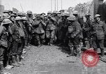 Immagine di Prigionieri tedeschi portano heavy machine gun Francia, 1917, secondo 8 filmato di repertorio 65675027242