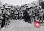 Immagine di Prigionieri tedeschi portano heavy machine gun Francia, 1917, secondo 9 filmato di repertorio 65675027242