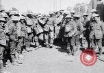 Immagine di Prigionieri tedeschi portano heavy machine gun Francia, 1917, secondo 10 filmato di repertorio 65675027242