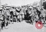 Immagine di Prigionieri tedeschi portano heavy machine gun Francia, 1917, secondo 11 filmato di repertorio 65675027242
