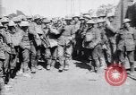 Immagine di Prigionieri tedeschi portano heavy machine gun Francia, 1917, secondo 12 filmato di repertorio 65675027242