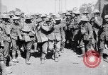 Immagine di Prigionieri tedeschi portano heavy machine gun Francia, 1917, secondo 13 filmato di repertorio 65675027242