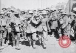 Immagine di Prigionieri tedeschi portano heavy machine gun Francia, 1917, secondo 14 filmato di repertorio 65675027242