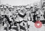Immagine di Prigionieri tedeschi portano heavy machine gun Francia, 1917, secondo 15 filmato di repertorio 65675027242