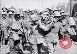 Immagine di Prigionieri tedeschi portano heavy machine gun Francia, 1917, secondo 16 filmato di repertorio 65675027242
