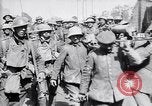 Immagine di Prigionieri tedeschi portano heavy machine gun Francia, 1917, secondo 17 filmato di repertorio 65675027242