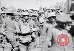 Immagine di Prigionieri tedeschi portano heavy machine gun Francia, 1917, secondo 18 filmato di repertorio 65675027242
