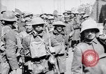 Immagine di Prigionieri tedeschi portano heavy machine gun Francia, 1917, secondo 19 filmato di repertorio 65675027242