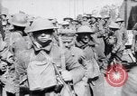 Immagine di Prigionieri tedeschi portano heavy machine gun Francia, 1917, secondo 20 filmato di repertorio 65675027242