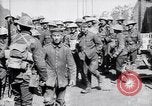 Immagine di Prigionieri tedeschi portano heavy machine gun Francia, 1917, secondo 22 filmato di repertorio 65675027242