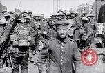 Immagine di Prigionieri tedeschi portano heavy machine gun Francia, 1917, secondo 23 filmato di repertorio 65675027242