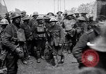 Immagine di Prigionieri tedeschi portano heavy machine gun Francia, 1917, secondo 25 filmato di repertorio 65675027242