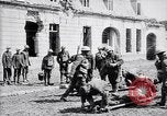 Immagine di Prigionieri tedeschi portano heavy machine gun Francia, 1917, secondo 27 filmato di repertorio 65675027242