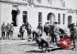 Immagine di Prigionieri tedeschi portano heavy machine gun Francia, 1917, secondo 28 filmato di repertorio 65675027242
