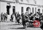 Immagine di Prigionieri tedeschi portano heavy machine gun Francia, 1917, secondo 29 filmato di repertorio 65675027242