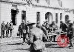 Immagine di Prigionieri tedeschi portano heavy machine gun Francia, 1917, secondo 30 filmato di repertorio 65675027242