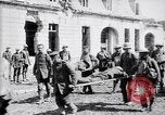 Immagine di Prigionieri tedeschi portano heavy machine gun Francia, 1917, secondo 31 filmato di repertorio 65675027242