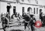 Immagine di Prigionieri tedeschi portano heavy machine gun Francia, 1917, secondo 32 filmato di repertorio 65675027242