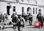 Immagine di Prigionieri tedeschi portano heavy machine gun Francia, 1917, secondo 33 filmato di repertorio 65675027242