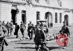 Immagine di Prigionieri tedeschi portano heavy machine gun Francia, 1917, secondo 35 filmato di repertorio 65675027242