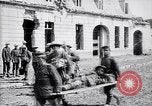 Immagine di Prigionieri tedeschi portano heavy machine gun Francia, 1917, secondo 36 filmato di repertorio 65675027242