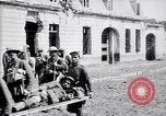 Immagine di Prigionieri tedeschi portano heavy machine gun Francia, 1917, secondo 37 filmato di repertorio 65675027242