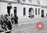 Immagine di Prigionieri tedeschi portano heavy machine gun Francia, 1917, secondo 38 filmato di repertorio 65675027242