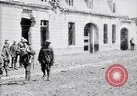 Immagine di Prigionieri tedeschi portano heavy machine gun Francia, 1917, secondo 39 filmato di repertorio 65675027242