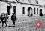 Immagine di Prigionieri tedeschi portano heavy machine gun Francia, 1917, secondo 40 filmato di repertorio 65675027242