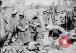 Immagine di Prigionieri tedeschi portano heavy machine gun Francia, 1917, secondo 41 filmato di repertorio 65675027242