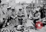 Immagine di Prigionieri tedeschi portano heavy machine gun Francia, 1917, secondo 42 filmato di repertorio 65675027242