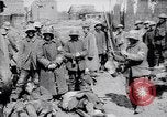 Immagine di Prigionieri tedeschi portano heavy machine gun Francia, 1917, secondo 43 filmato di repertorio 65675027242