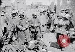 Immagine di Prigionieri tedeschi portano heavy machine gun Francia, 1917, secondo 44 filmato di repertorio 65675027242