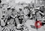 Immagine di Prigionieri tedeschi portano heavy machine gun Francia, 1917, secondo 45 filmato di repertorio 65675027242