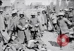 Immagine di Prigionieri tedeschi portano heavy machine gun Francia, 1917, secondo 46 filmato di repertorio 65675027242