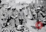 Immagine di Prigionieri tedeschi portano heavy machine gun Francia, 1917, secondo 47 filmato di repertorio 65675027242