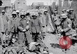 Immagine di Prigionieri tedeschi portano heavy machine gun Francia, 1917, secondo 50 filmato di repertorio 65675027242